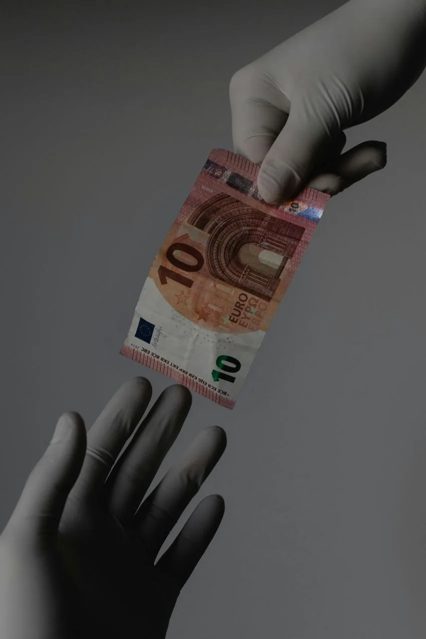 Handing over a 10-euro banknote – research allowance as a strategic financing tool.