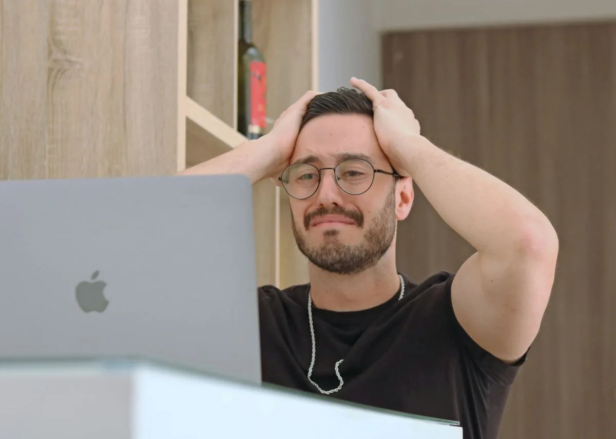 Frustrated man at a laptop – common mistakes in the application process.