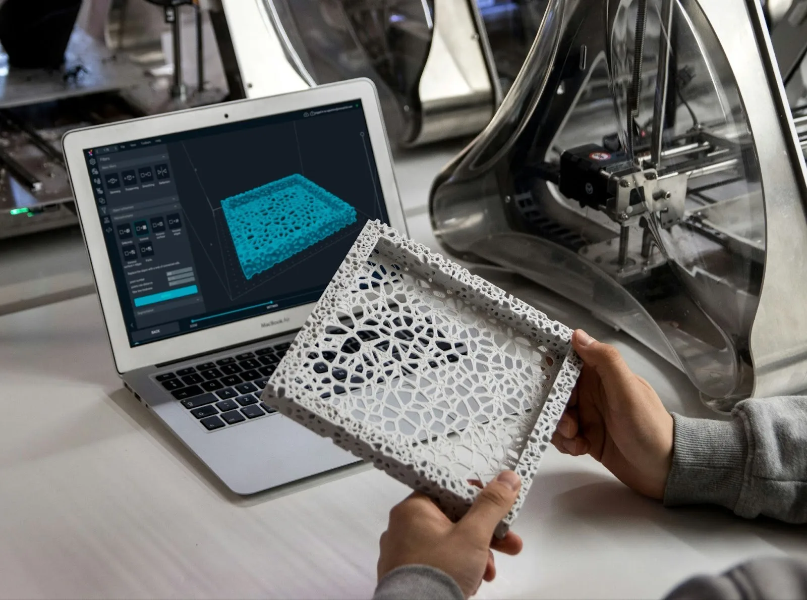 Illustration eines CAD-Modells in verschiedenen Perspektiven – symbolisiert Design-Iteration und nachhaltige Prototypenentwicklung mithilfe digitaler Planung.