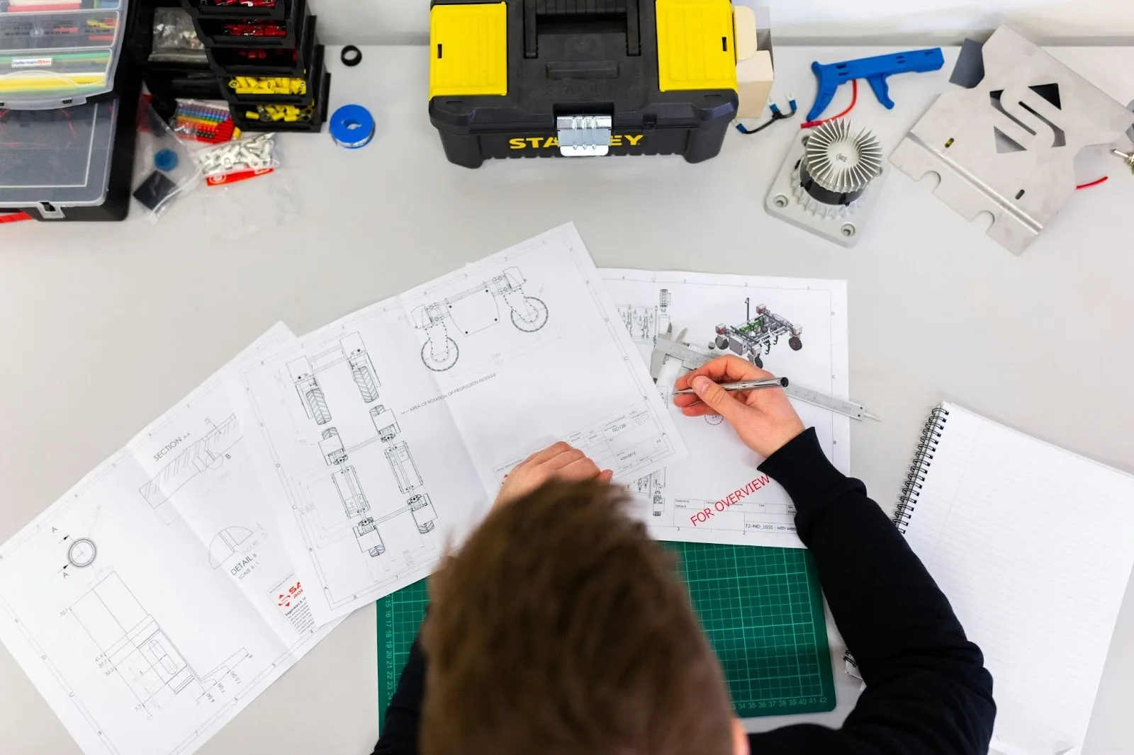 Vergleich nachhaltiger Werkstoffe in der CAD-Oberfläche mit Materialkennwerten für ressourceneffiziente Prototypenfertigung.