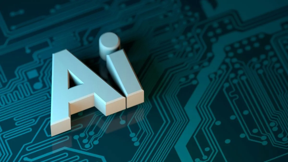 Große, dreidimensional dargestellte Buchstaben „AI“ liegen auf einer stilisierten Leiterplatte in Blau- und Türkistönen, die Digitalisierung und künstliche Intelligenz symbolisiert.