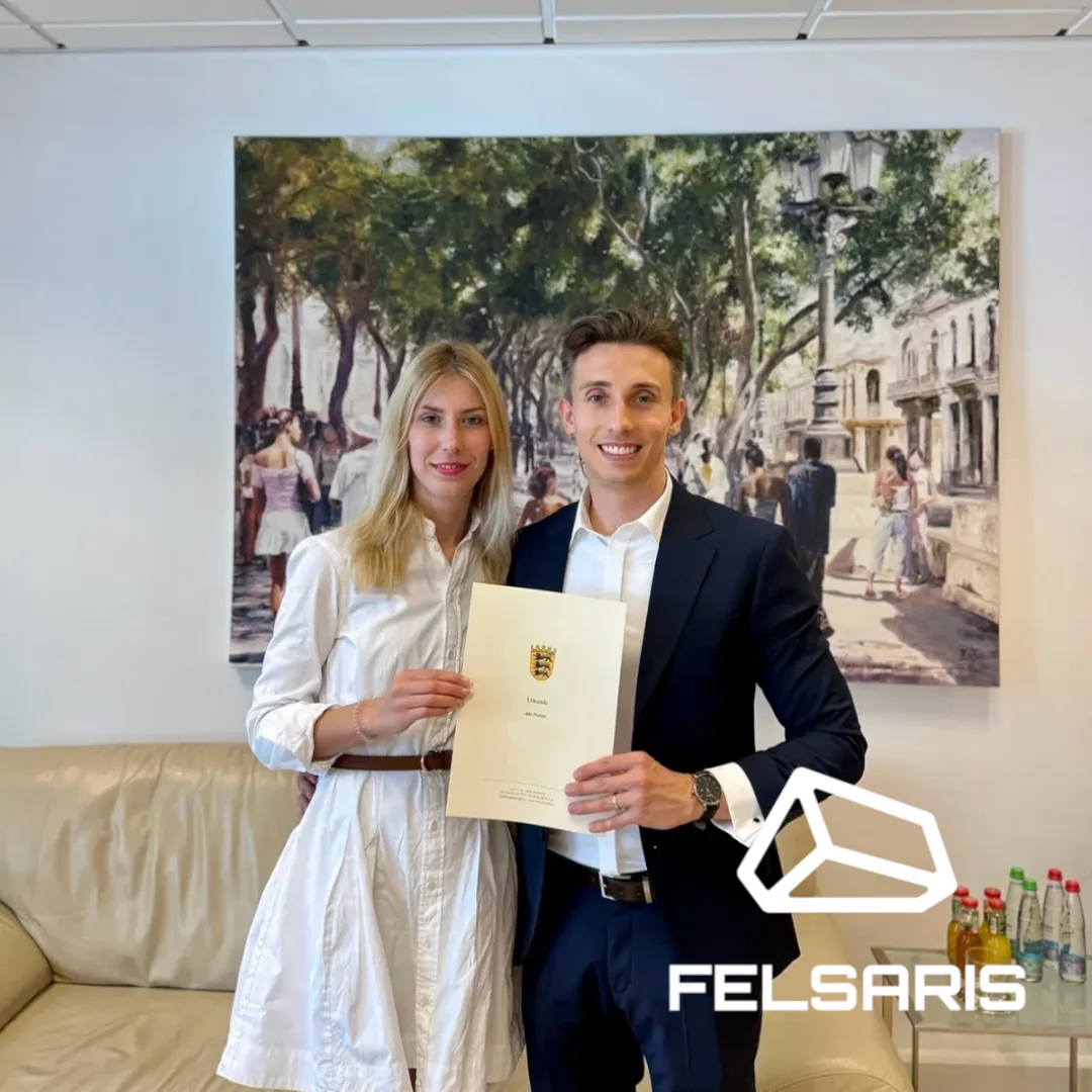 Zwei Teammitglieder von Felsaris stehen nebeneinander und halten ein Zertifikat, Symbol für gemeinsame Leistung und Erfolg.