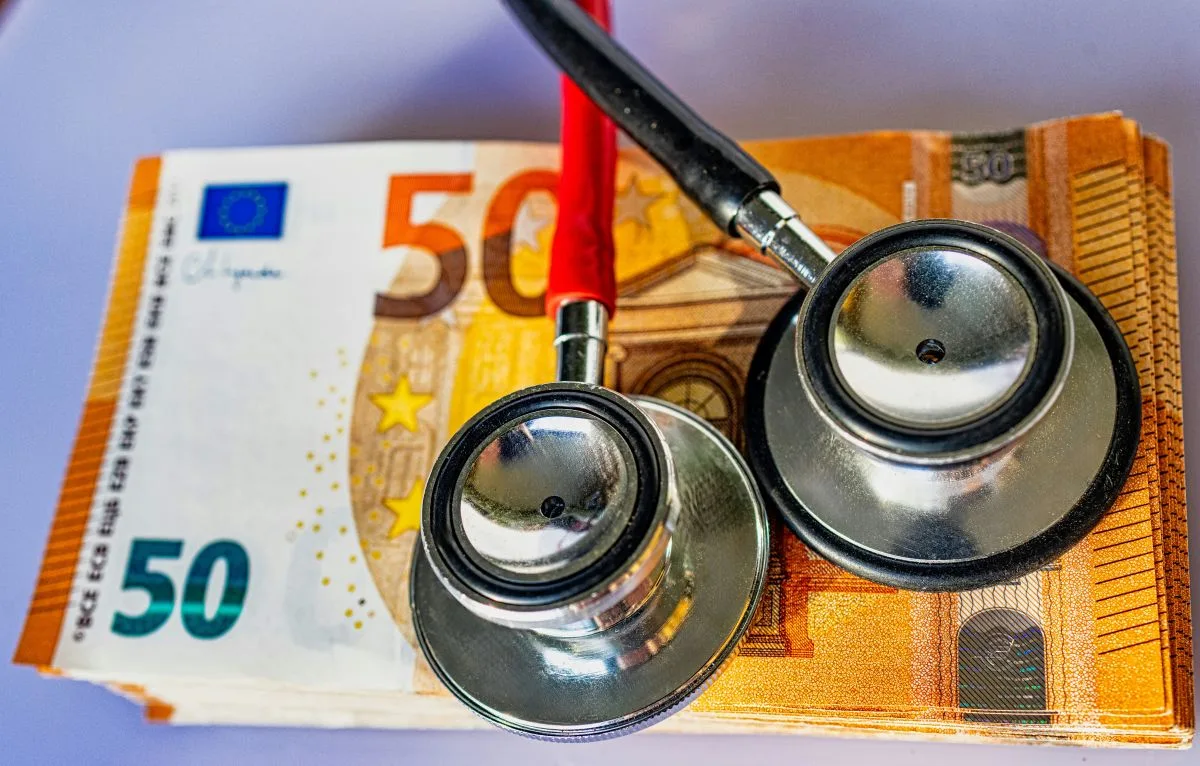 Stethoscope on 50-euro banknotes – symbol of eligible costs.