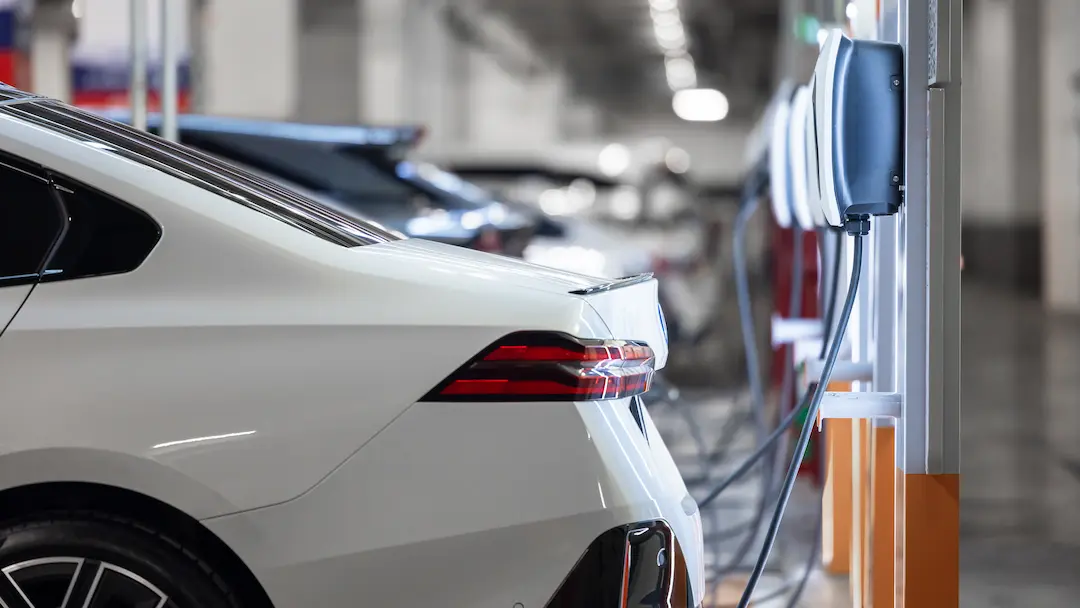 Elektroauto wird an Ladestation aufgeladen