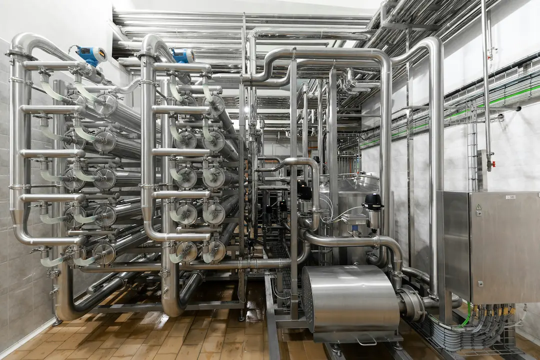 Industrielle Anlage mit komplexem Rohrleitungssystem und Edelstahlkomponenten