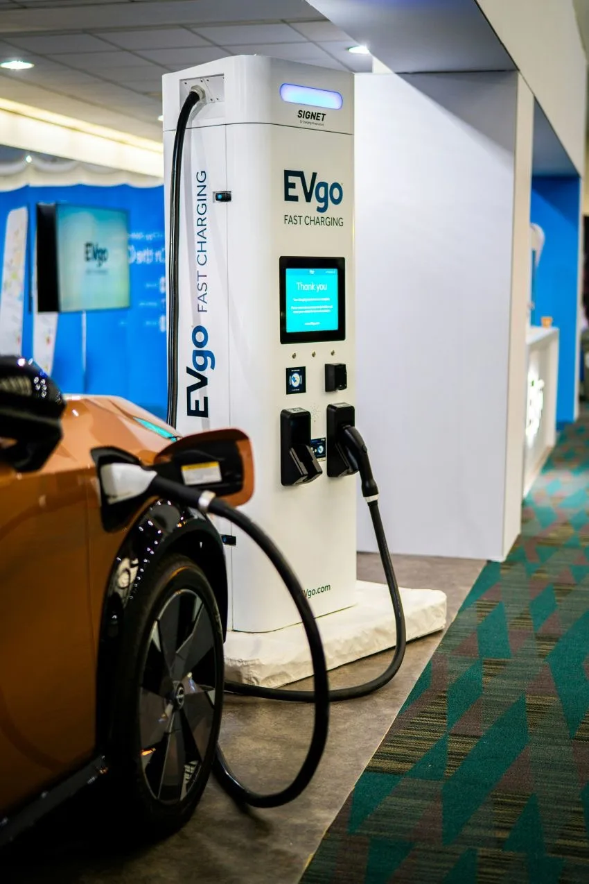 Elektroauto lädt an einer Schnellladestation in einem Innenraum.
